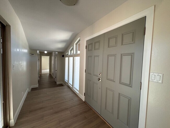 Building Photo - SPACIOUS REMODELED HOME FOR RENT!