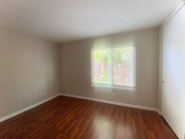 Building Photo - Large 5-bedroom 3-bathroom Home in Union C...