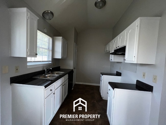 Building Photo - Charming 3BR/2BA Memphis Home with Vaulted Ceilings & Hardwood Floors!