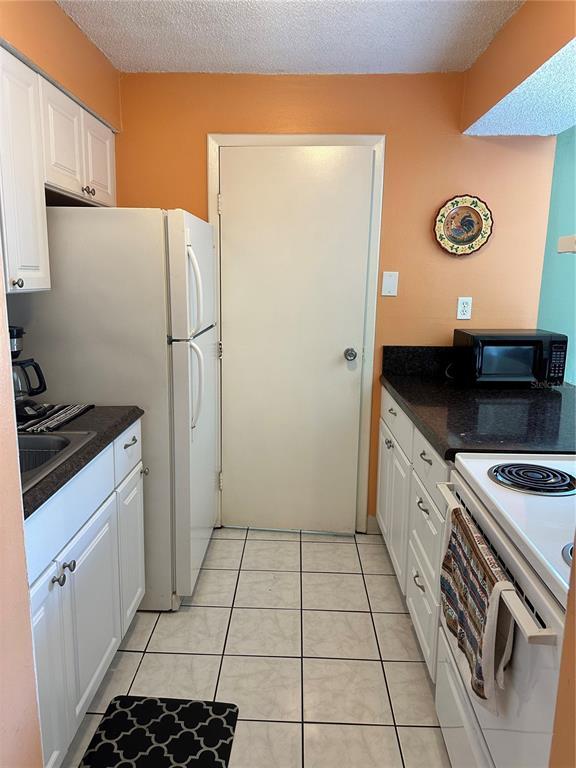 Building Photo - 4215 E Bay Dr