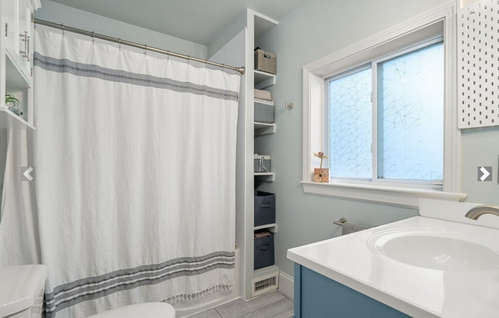 Building Photo - 8 Oakland St