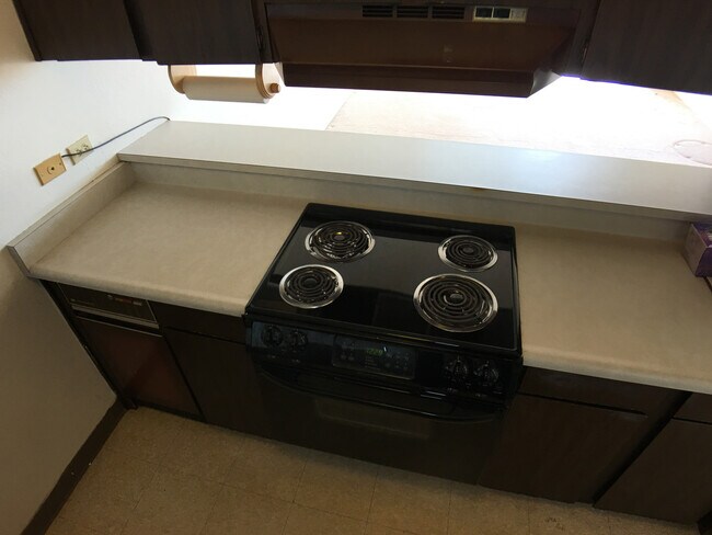 Building Photo - Colonnade On The Green