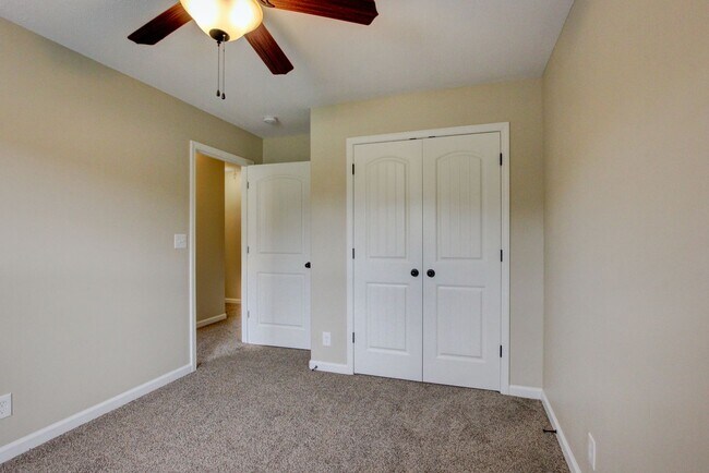 Building Photo - Sweet 3 bed 2 bath clost to post and I-24.