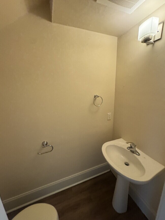 Building Photo - Huge 3-bedroom 2.5-Bathroom Condo Near parks and restaurants