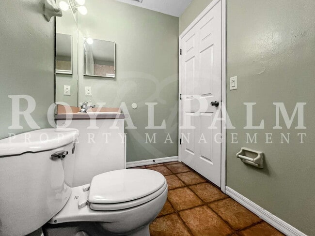 Building Photo - 1909 SW Santa Barbara Pl