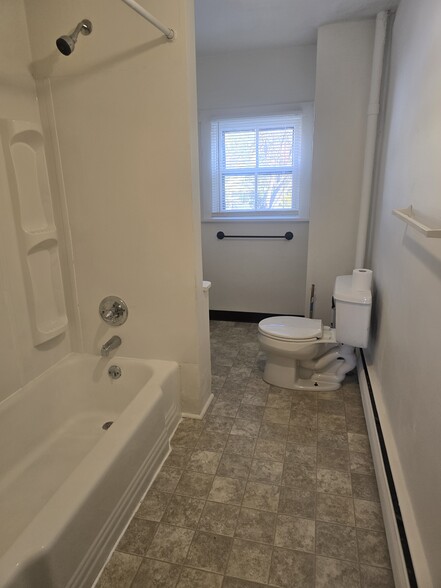 Full bath with new flooring & tub surround - 342 Boyd St