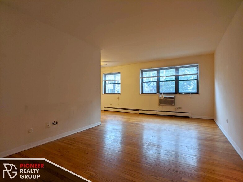 Building Photo - 502 W Briar Pl