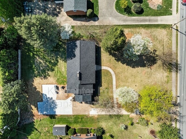 Building Photo - 3807 W Friendly Ave