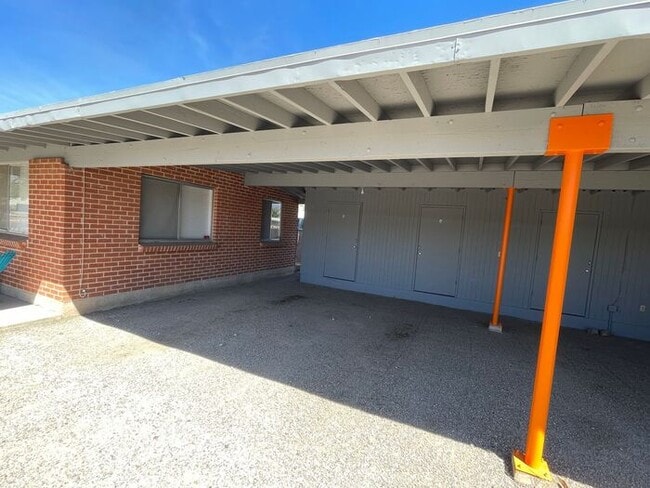 Building Photo - ***MOVE-IN SPECIAL*** Fully Remodeled 2 Be...