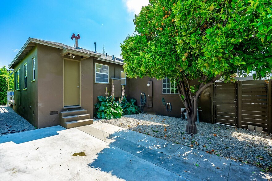 Building Photo - 313 Venice Way