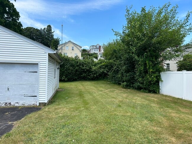 Building Photo - 38 Beecher St