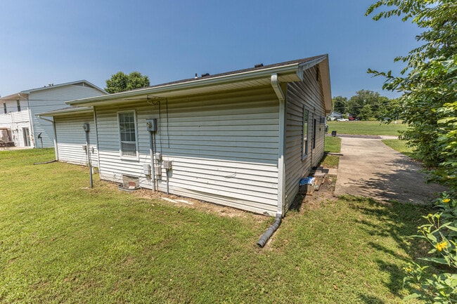Building Photo - 1600 W Amos Dr