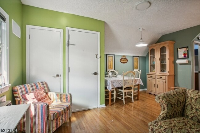 Building Photo - 16 Henry St