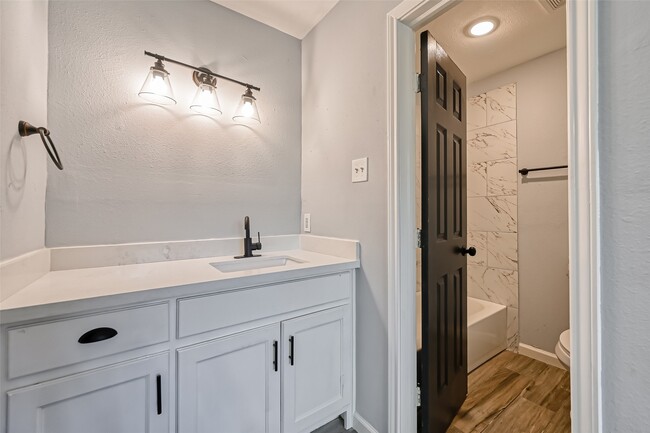 Building Photo - 8623 Valley Forest Dr