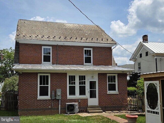 Building Photo - 240 S Holliday St