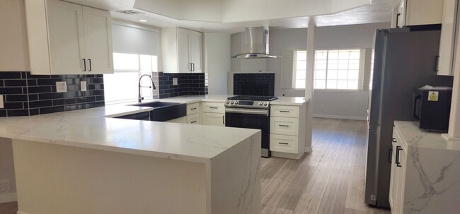 Building Photo - Spacious 4-bedroom Home Available in Desert Shores!