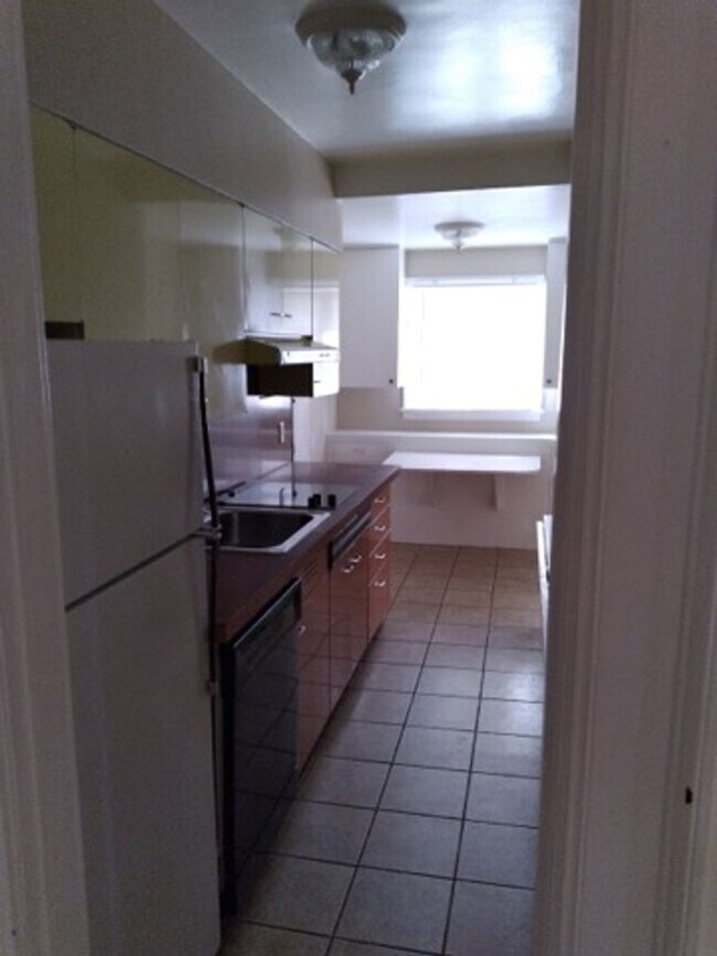 Building Photo - Gorgeous 2 bedroom, 1 bath apartment in Shields Mansion in the historic Old North End