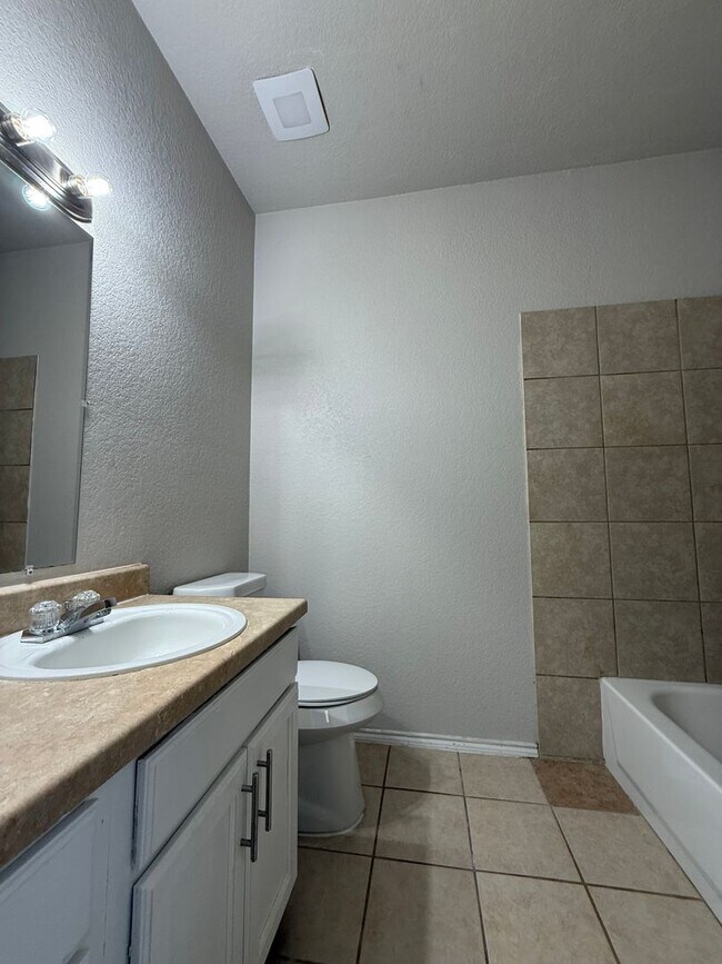 Building Photo - 131-131 Collett Ct