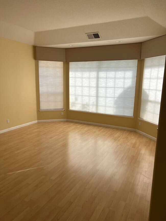 Building Photo - North Davis 4 bedroom 2.5 bathroom