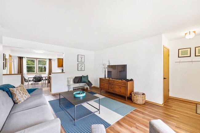 Building Photo - 2728 Florann Dr