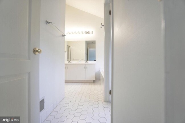 Building Photo - 250 Lookout Pl