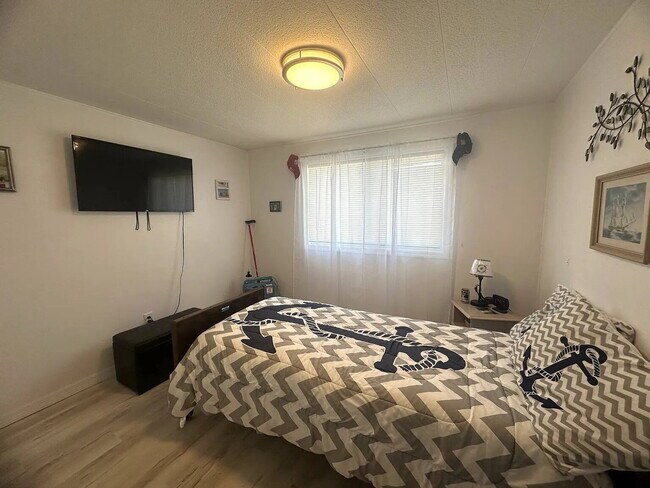 Building Photo - "Charming 2-Bed, 2-Bath Retreat in Nokomis!"