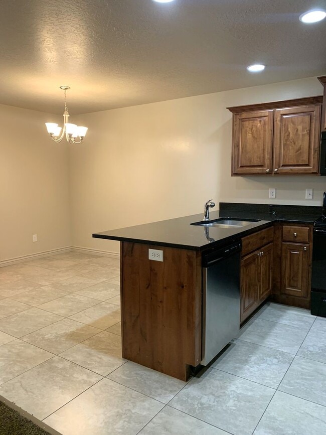 Building Photo - 3 Weeks Rent Free! | Spacious 3 Bed 2.5 Bath Townhome in West Haven | Garage + Pool Community Ame...