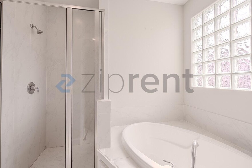 Building Photo - 850 W 20th St