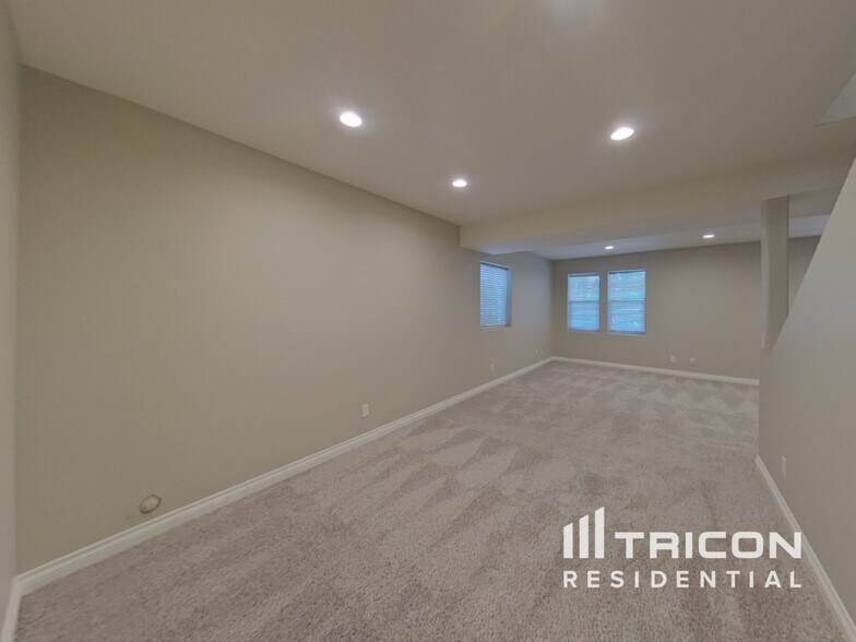 Building Photo - 6697 Cottonwood Tree Dr