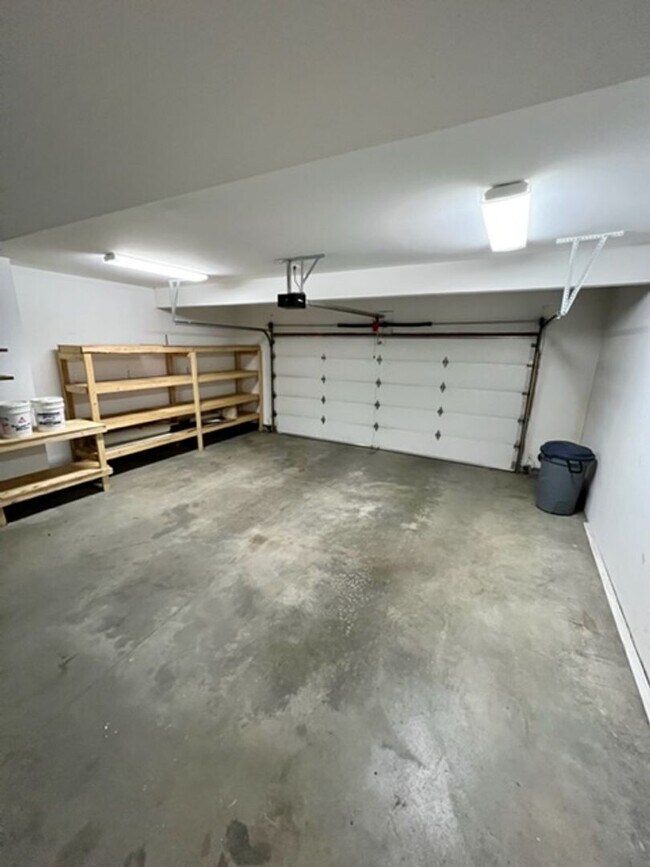 Building Photo - Updated 3 Bedroom Condo!