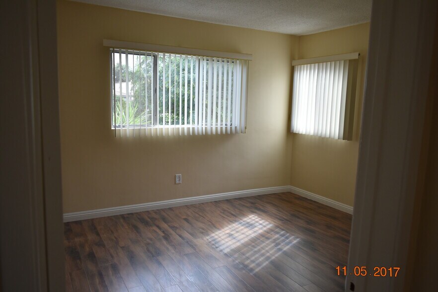 Second bedroom facing the street with lots of light - 1475 S Wooster St