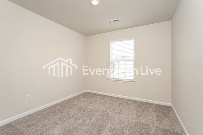 Building Photo - 5585 Hydrangea St