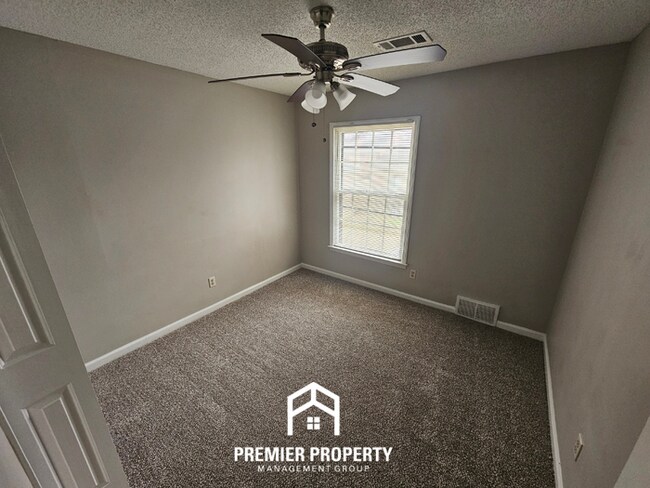 Building Photo - Charming 3-Bedroom Memphis Home with Vaulted Ceilings & Brick Fireplace