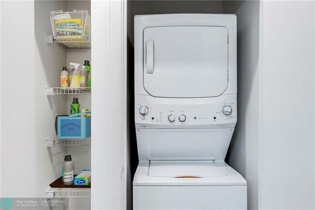 Building Photo - 450 NE 5th St