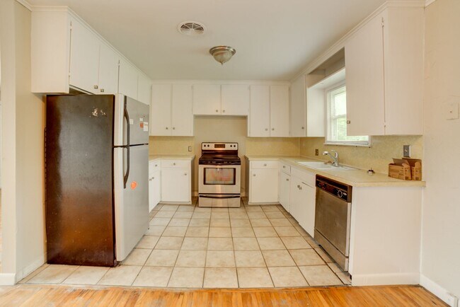 Building Photo - Charming 3 Bedroom 1 Bath near Route 66!