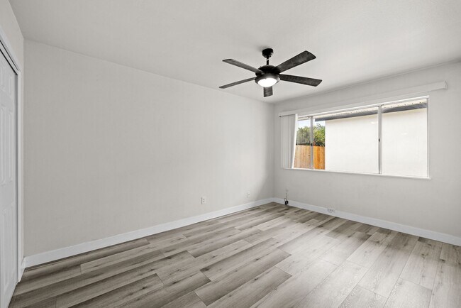 Building Photo - 8 Bed 3 Bath House on Prime Dorothy Way - Minutes Walk to Campus!!