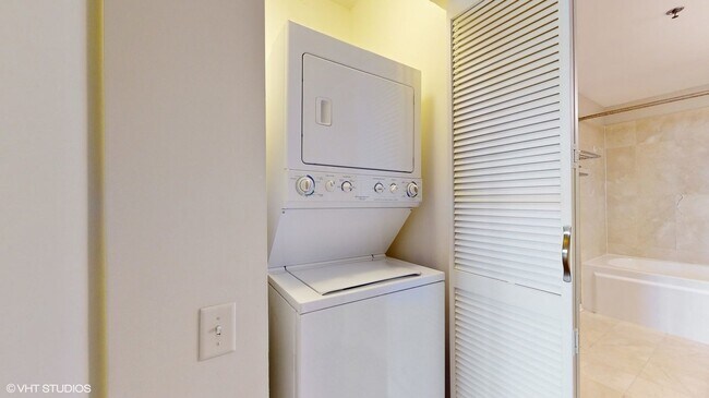 Building Photo - 210 S Desplaines St