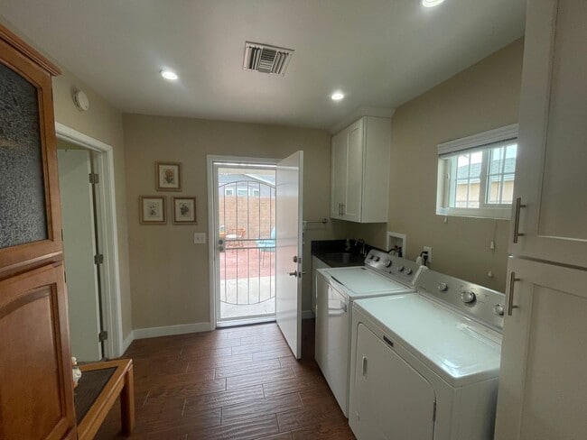 Building Photo - Beautifully Renovated 2-Bedroom Front Home...