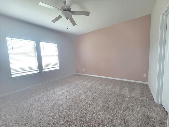 Building Photo - 220 Sun Grv Trl