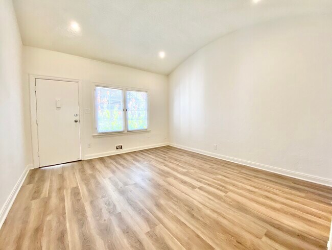 Building Photo - 840 N Alta Vista Blvd
