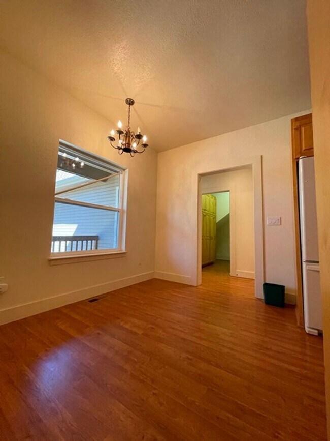 Building Photo - Large home in the Running Y