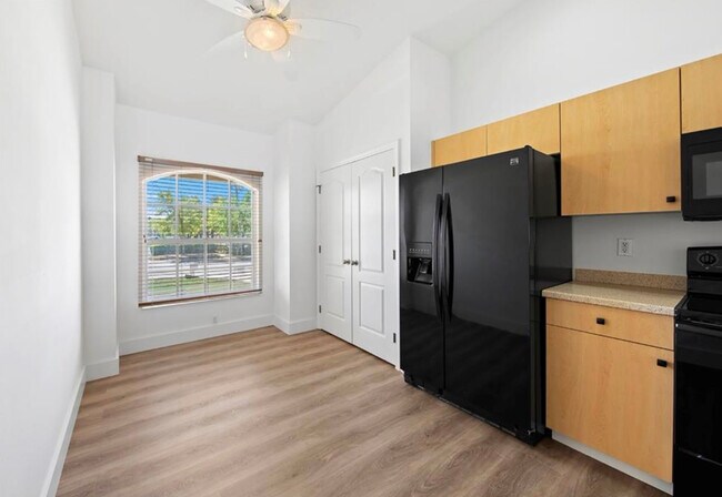 Building Photo - 409 SW 47th Ter