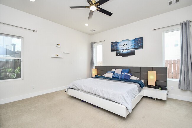 Building Photo - 5519 Paraiso Pl