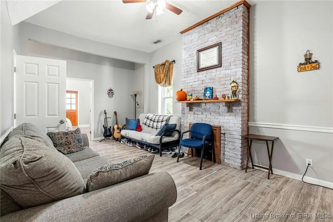 living room - 531 E Chestnut St