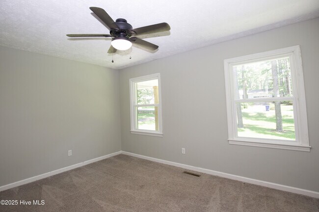 Building Photo - 906 N Glenwood Trail