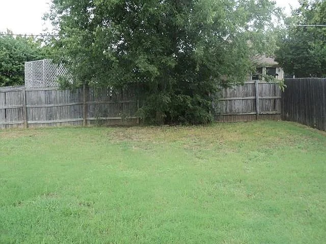 Building Photo - Eagle Mountain ISD ! 3/2/2 Cute and well-maintained 3-bedroom, 2-bath home featuring an open-conc...