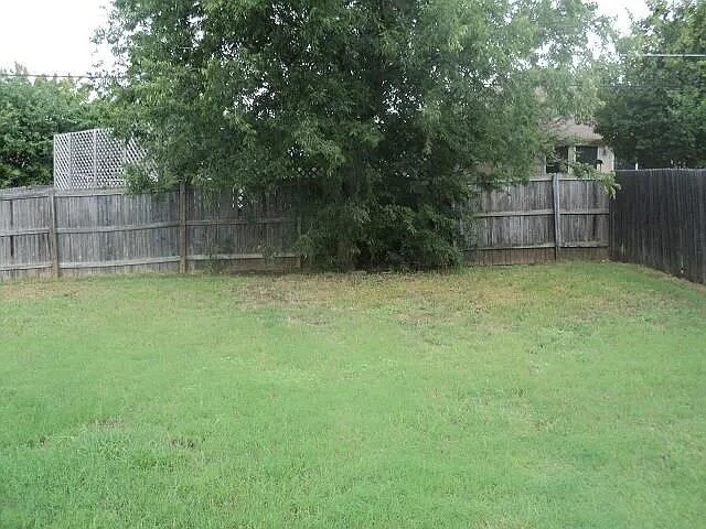 Building Photo - Eagle Mountain ISD ! 3/2/2 Large yard ! Split bedrooms