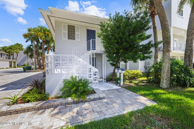 Building Photo - 2103 1st St S