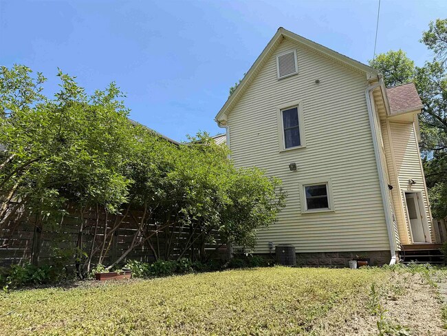Building Photo - 824 E Dayton St