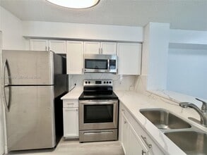 Building Photo - 640 S Park Rd